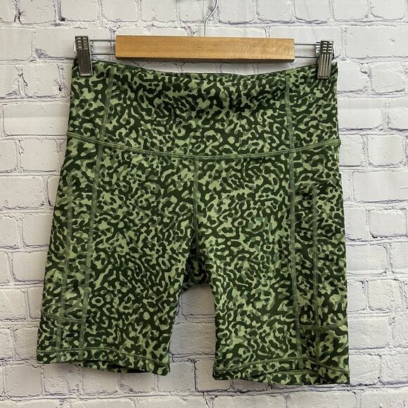 Athleta Ultimate Stash II 7" Biker Shorts Green Clouded Leopard Medium Athletic - Picture 1 of 7